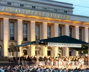 Theater und Opernhäuser