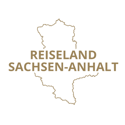 Grafik zeigt die Umrisse des Bundeslands Sachsen-Anhalt mit der Aufschrift Reiseland Sachsen-Anhalt